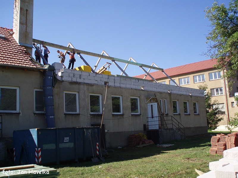 11.Stavba nové vystužené konstrukce krovu