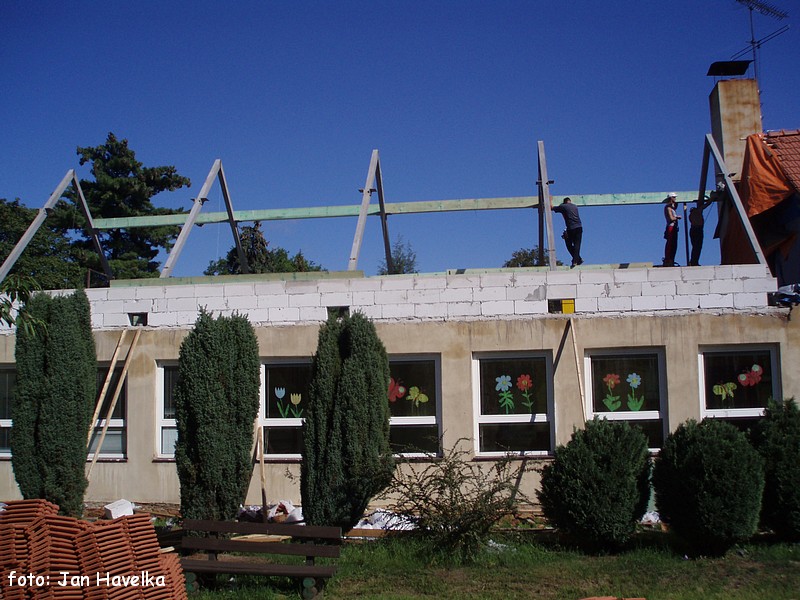12.Stavba nové vystužené konstrukce krovu
